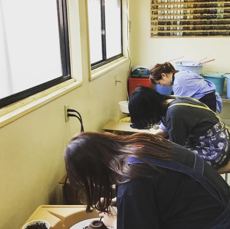 少人数制で並んで作業する教室の風景