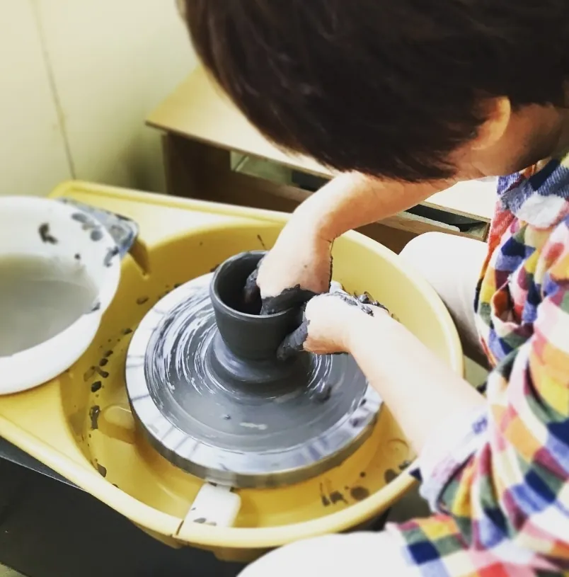 ろくろで器を成形する手元