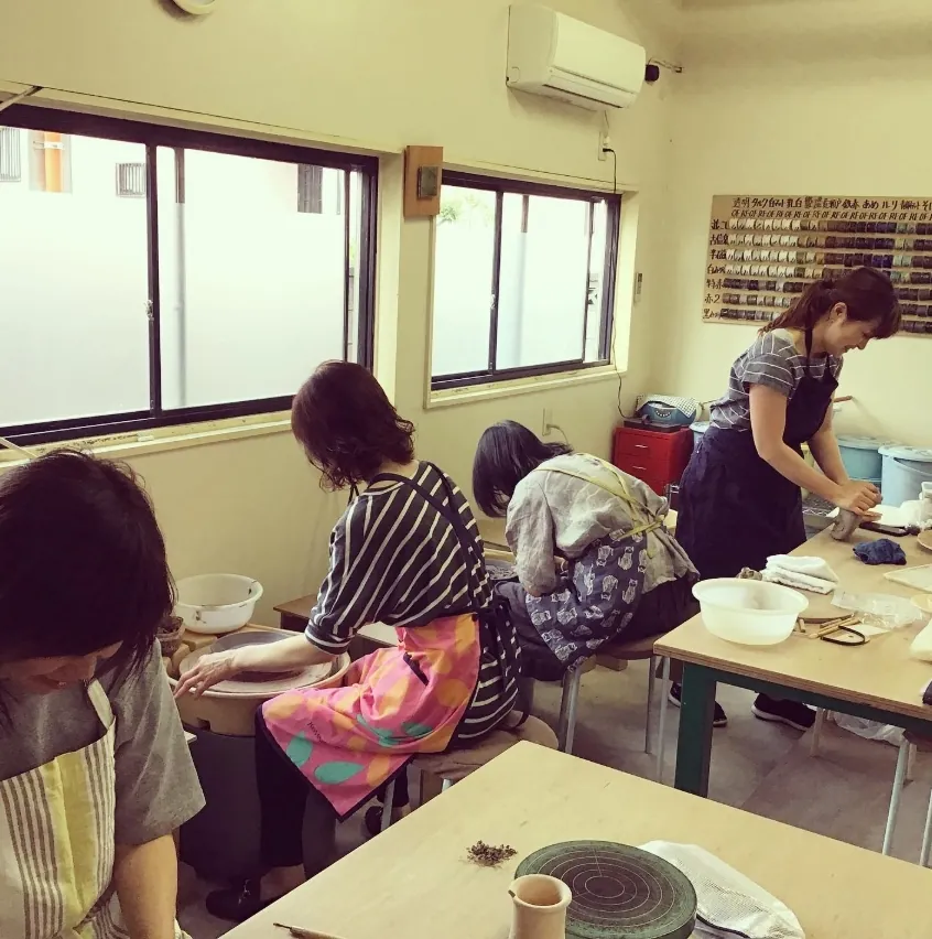 教室でろくろ作業をする生徒たち